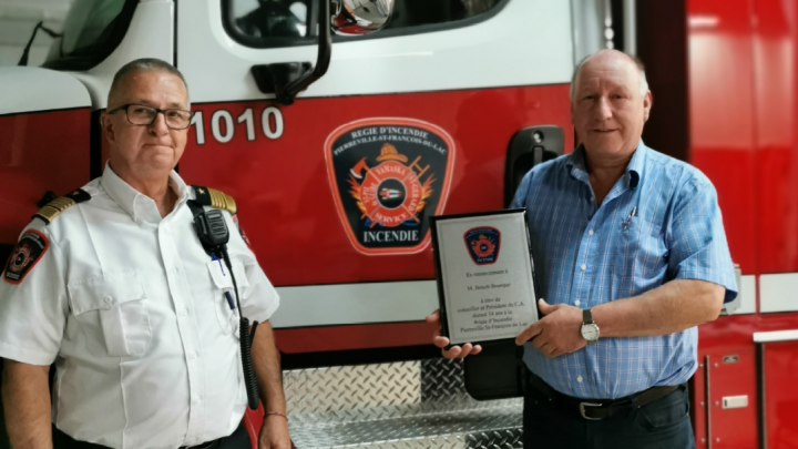 REMISE D'UNE PLAQUE DE REMERCIEMENT À M. BENOÎT BOURQUE