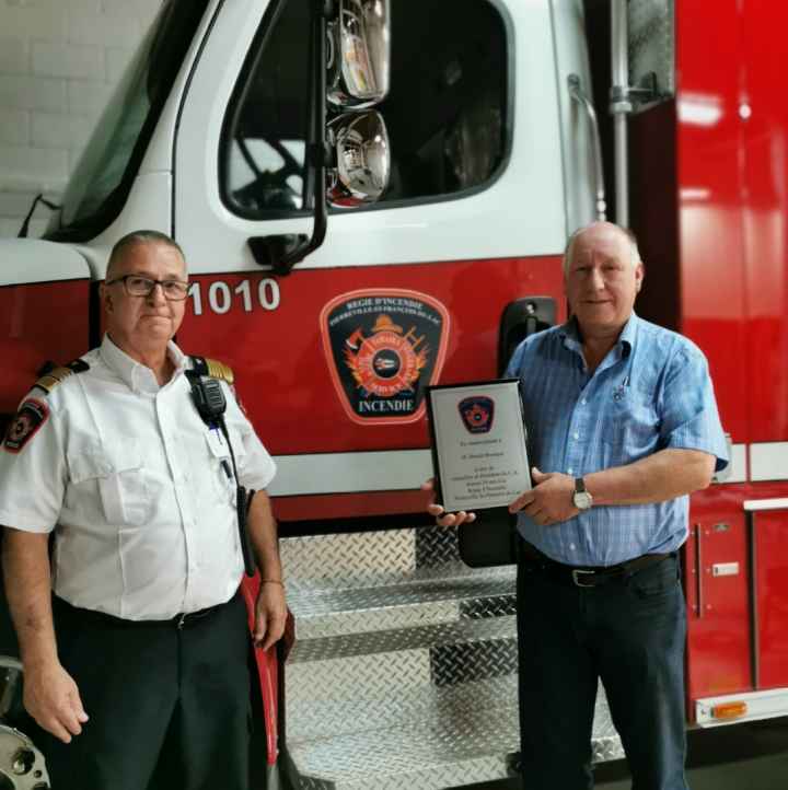 REMISE D'UNE PLAQUE DE REMERCIEMENT À M. BENOÎT BOURQUE